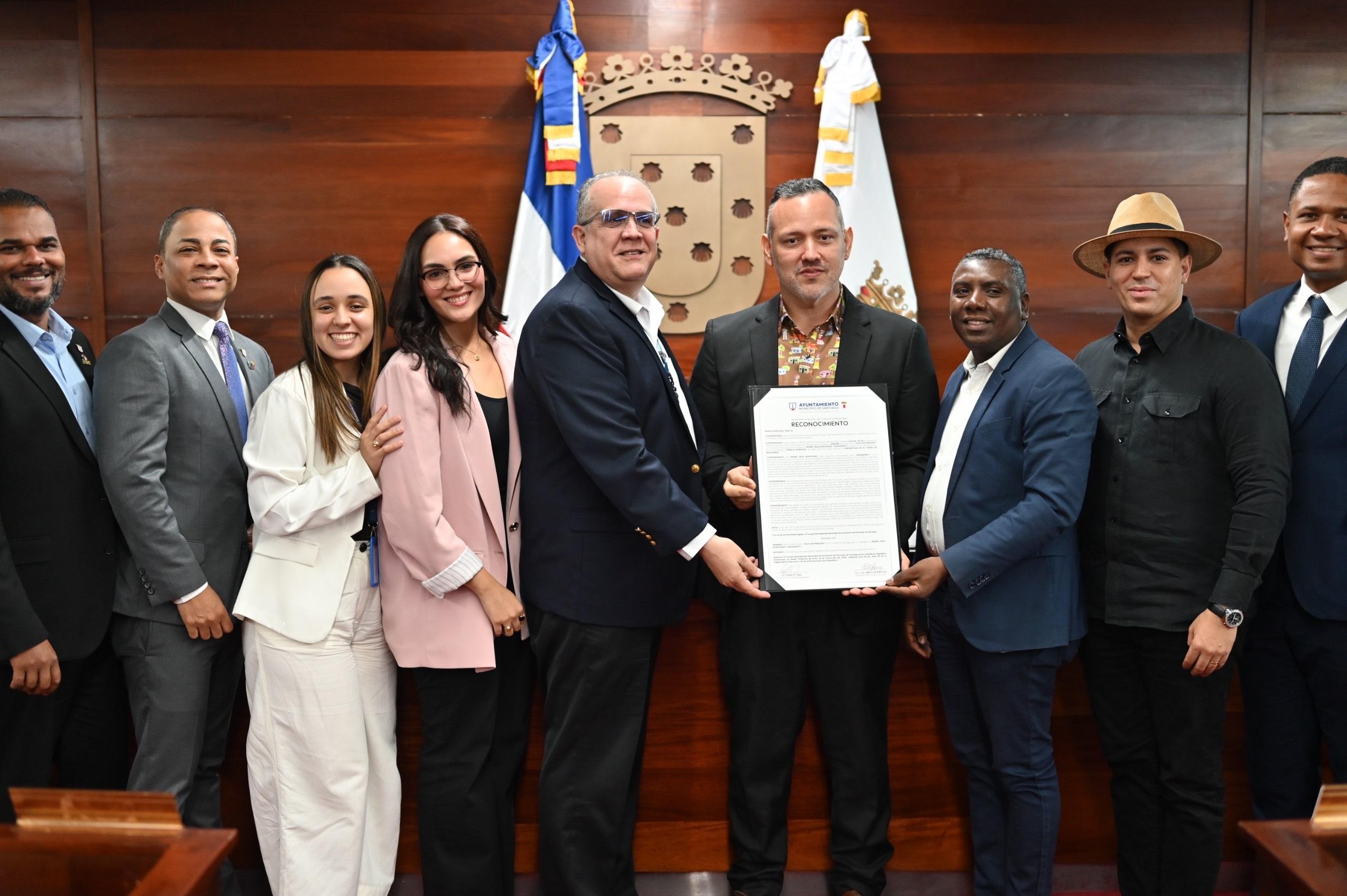Ayuntamiento de Santiago reconoce a Cruzmonty como Hijo Distinguido por su trayectoria artística