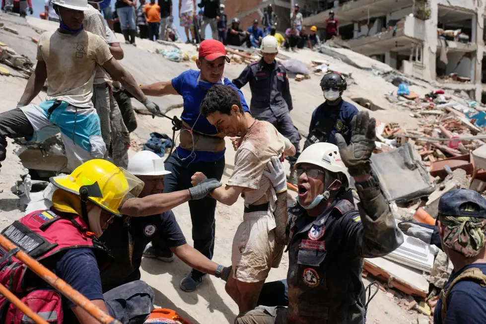 Labores de rescate mantienen esperanza entre familiares de desaparecidos en sismos de Venezuela