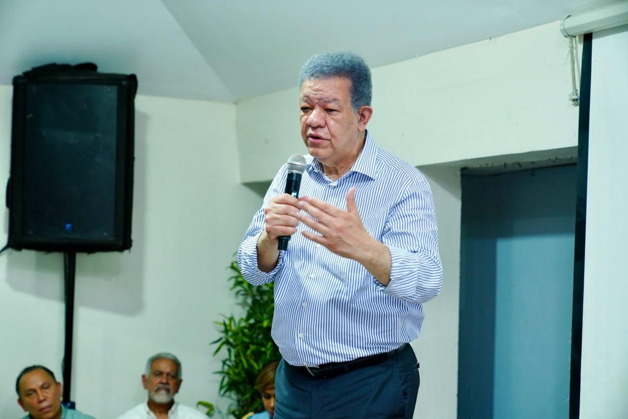 Leonel exige al Gobierno bajar la gasolina porque el petróleo volvió a US$70 dólares el barril