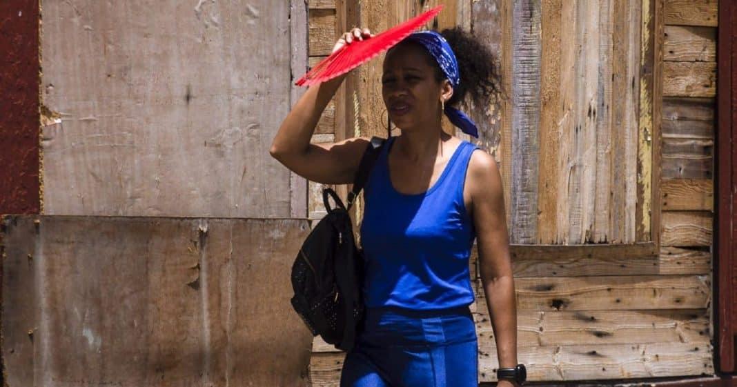 Cuba enfrenta un verano marcado por la escasez de petróleo, alimentos y una emigración masiva, según análisis periodístico