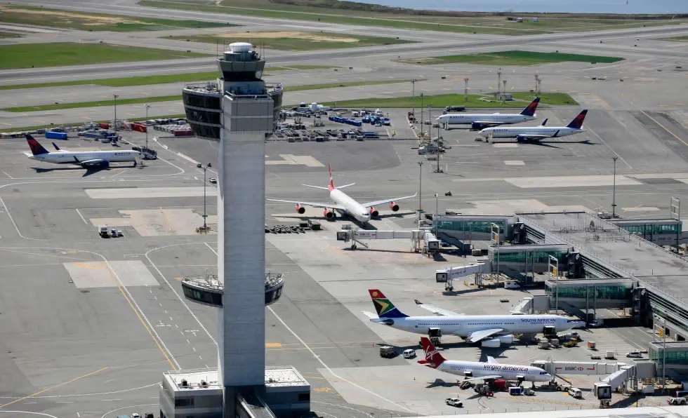 Piloto de JetBlue reporta choque con dron al aterrizar en el aeropuerto JFK