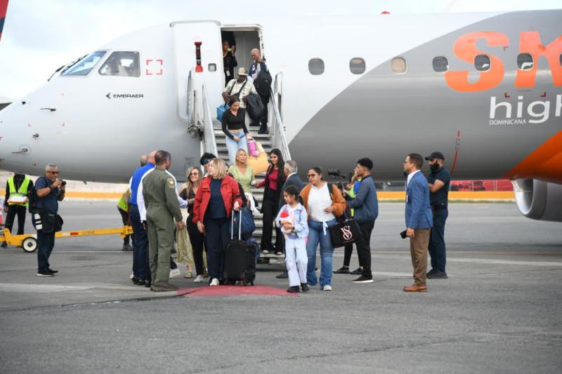 Gobierno dominicano repatria a 65 personas desde Venezuela en primer vuelo humanitario