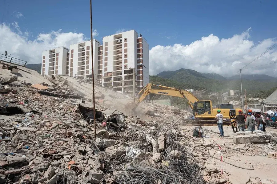 Rescatistas desafían el tiempo mientras crece la crisis humanitaria tras los terremotos en Venezuela