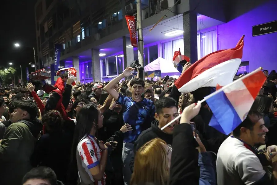 Las calles de la capital de Paraguay estallan de júbilo por el triunfo de la Albirroja sobre Alemania en el Mundial
