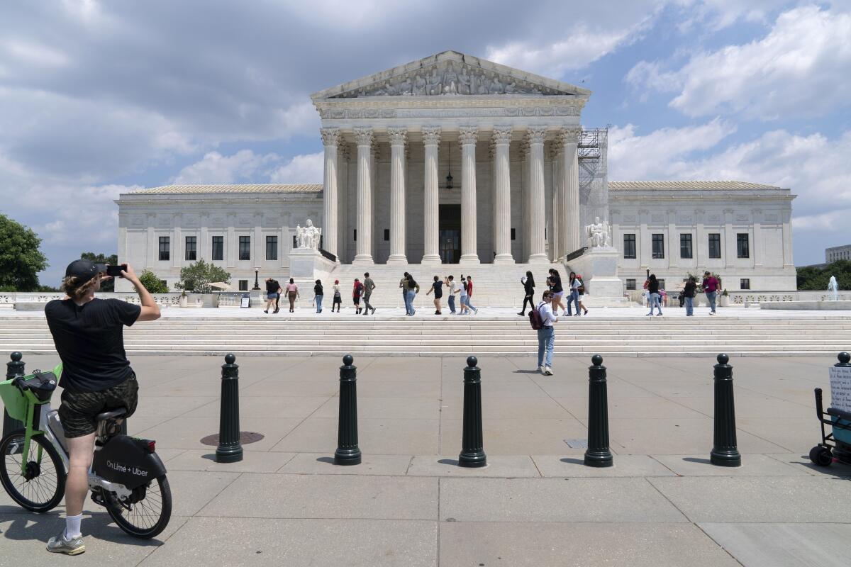 Corte Suprema de EE.UU. bloquea orden de Trump contra la ciudadanía por nacimiento