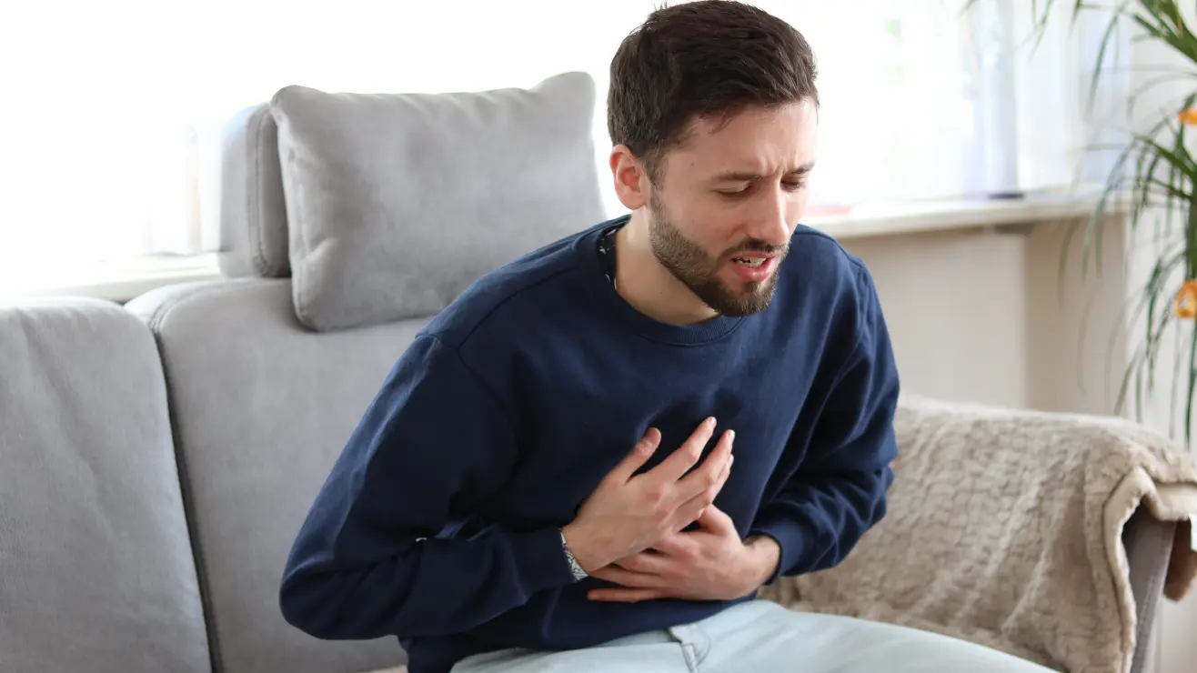 Tengo dolor en el pecho: cómo saber si es un infarto y qué hacer