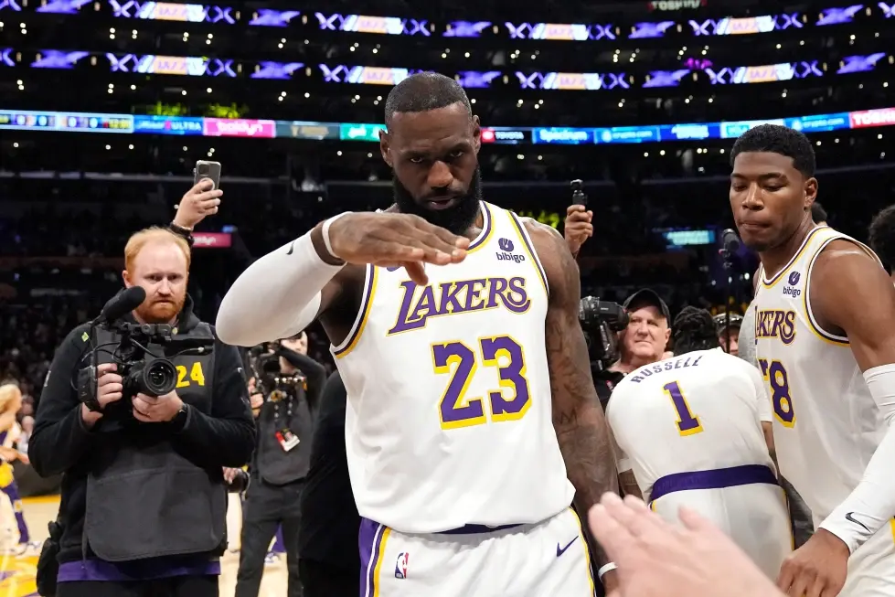 LeBron no volverá con los Lakers, pero jugará una 24ta temporada con otro equipo, según fuente AP