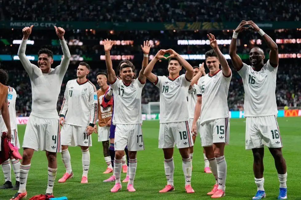 Aficionados mexicanos dejan sin dormir a Ecuador antes del partido del Mundial en Ciudad de México