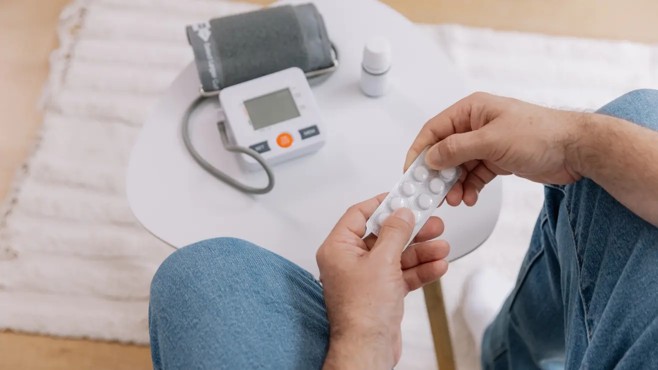 4 errores al tomar medicamentos para la presión arterial: advierten médicos