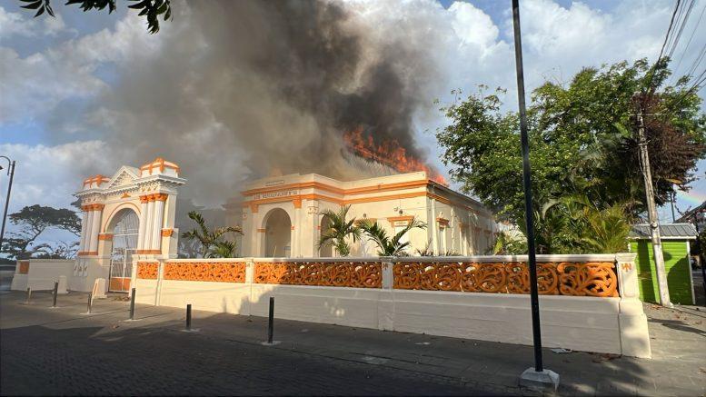 Voraz incendio destruye gran parte de la histórica Logia Restauración No. 11 en Puerto Plata