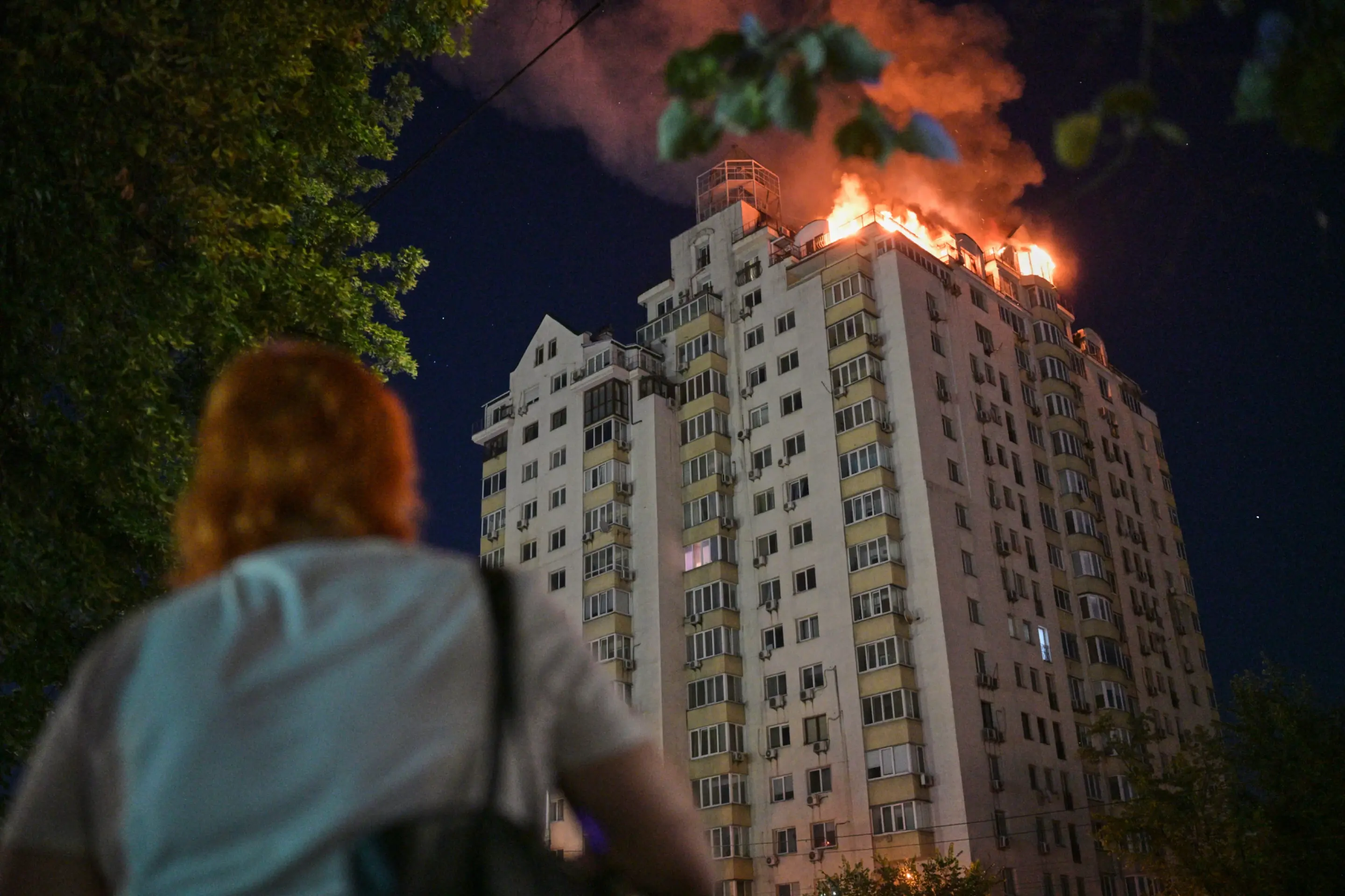 Un ataque ruso deja al menos 17 muertos en Kiev mientras Ucrania golpea el sector petrolero de Moscú