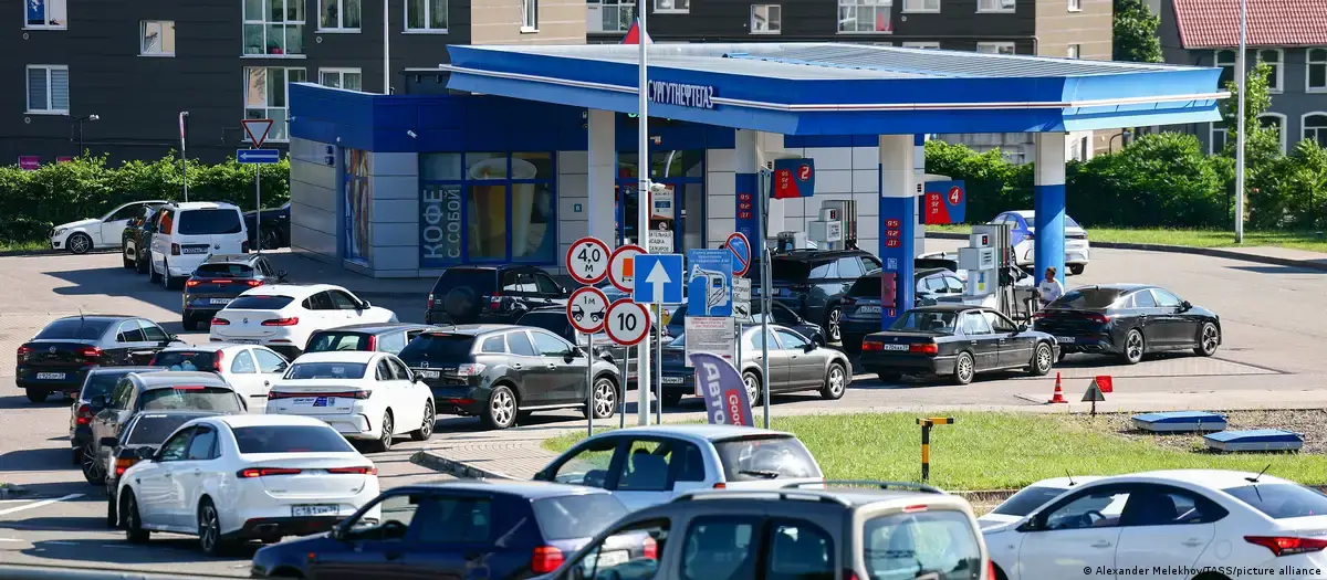 Ataques ucranianos agravan crisis de combustible en Rusia y aumentan la presión sobre Putin, según DW