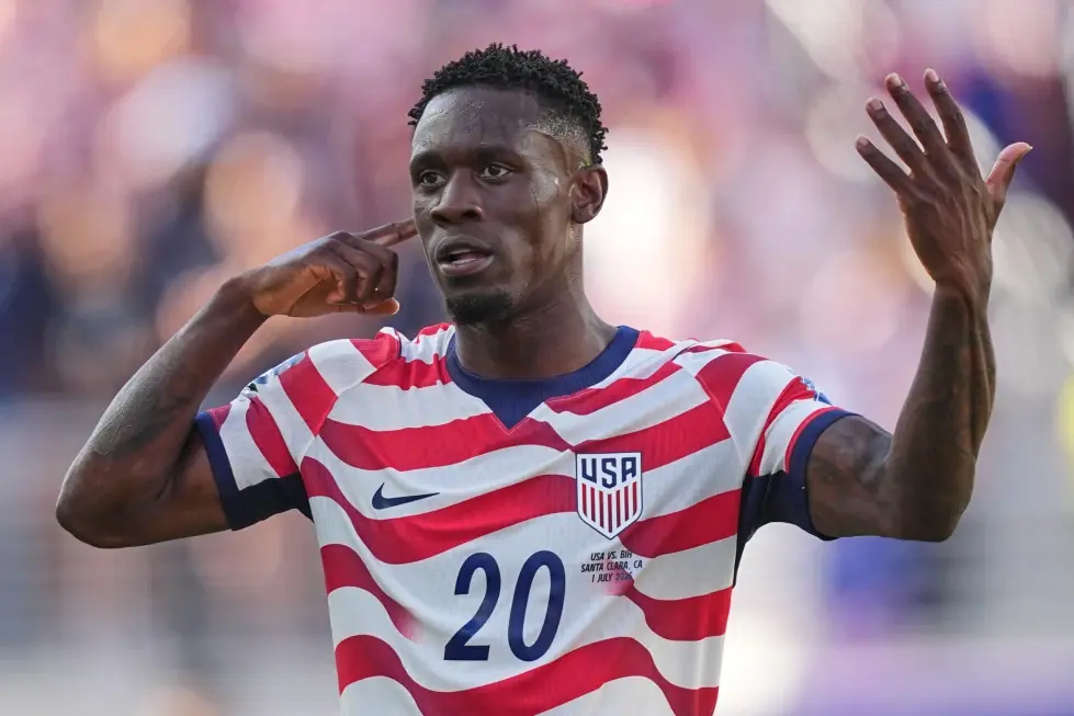 Balogun marca el gol de la ventaja de Estados Unidos ante Bosnia y luego recibe tarjeta roja