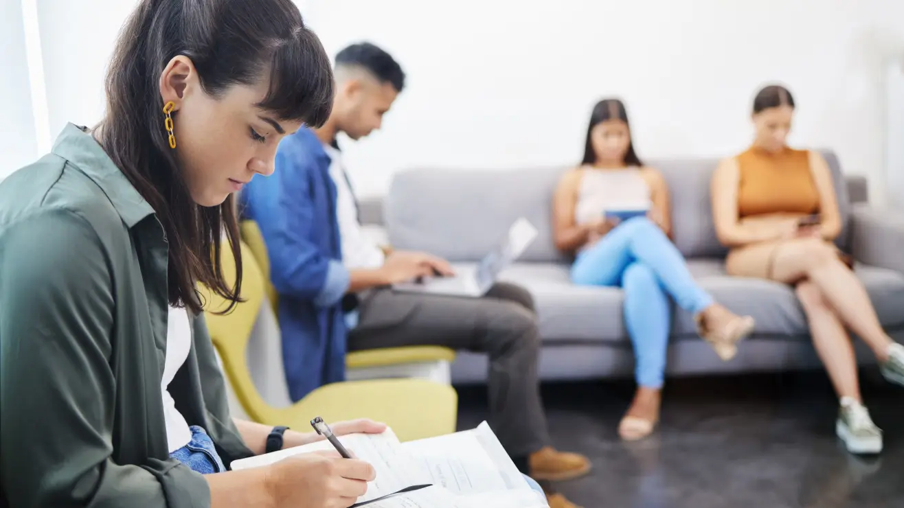 EE.UU. crea 57,000 empleos en junio, pero el desempleo se mantiene por encima del 4 %