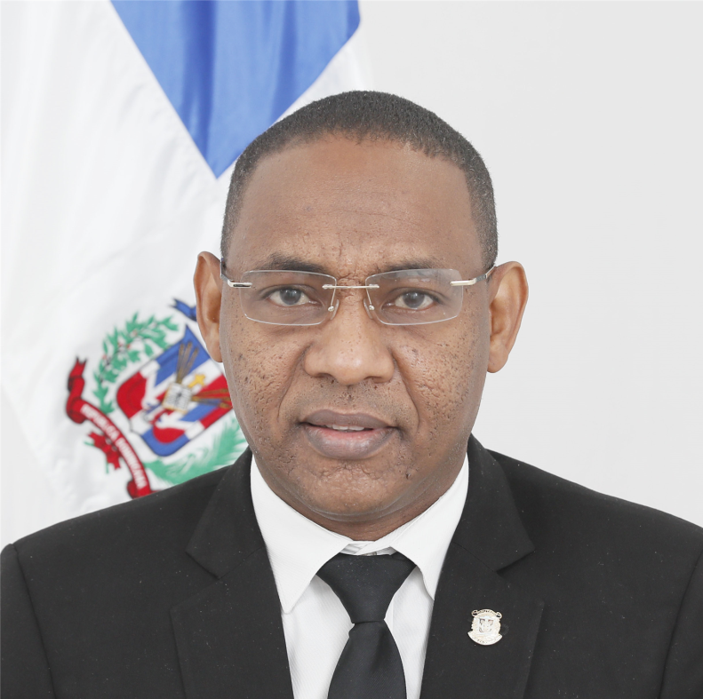 Diputado Carlos Sánchez es hospitalizado tras desmayarse en el Congreso Nacional
