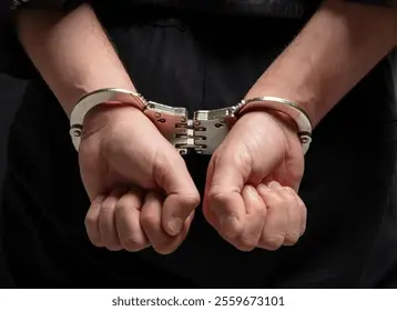 Arrestan a madre e hijo acusados de violencia de género e intrafamiliar