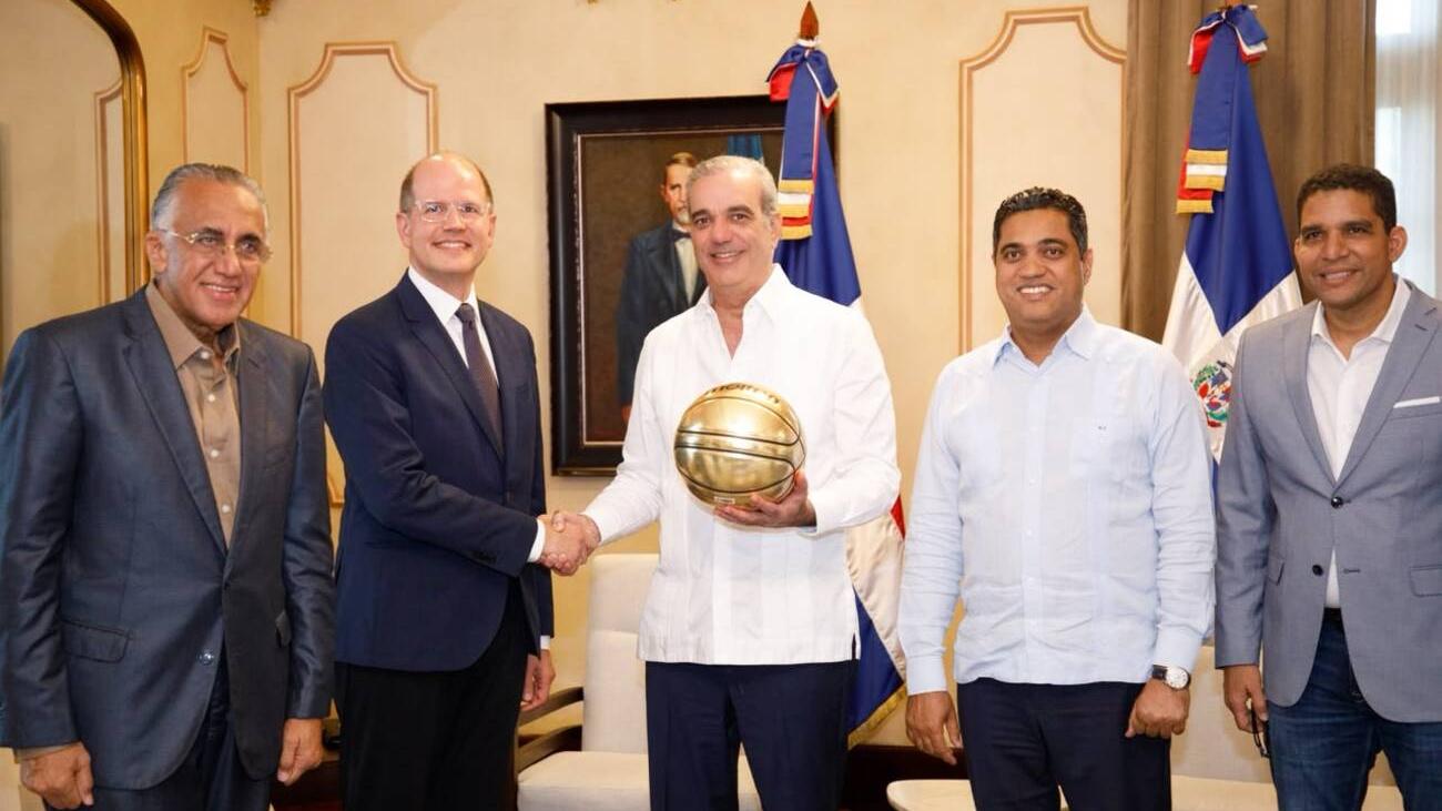 Presidente Luis Abinader recibe a ejecutivos de la FIBA en el Palacio Nacional