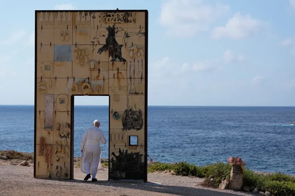 El papa León visita Lampedusa y reza por los migrantes muertos