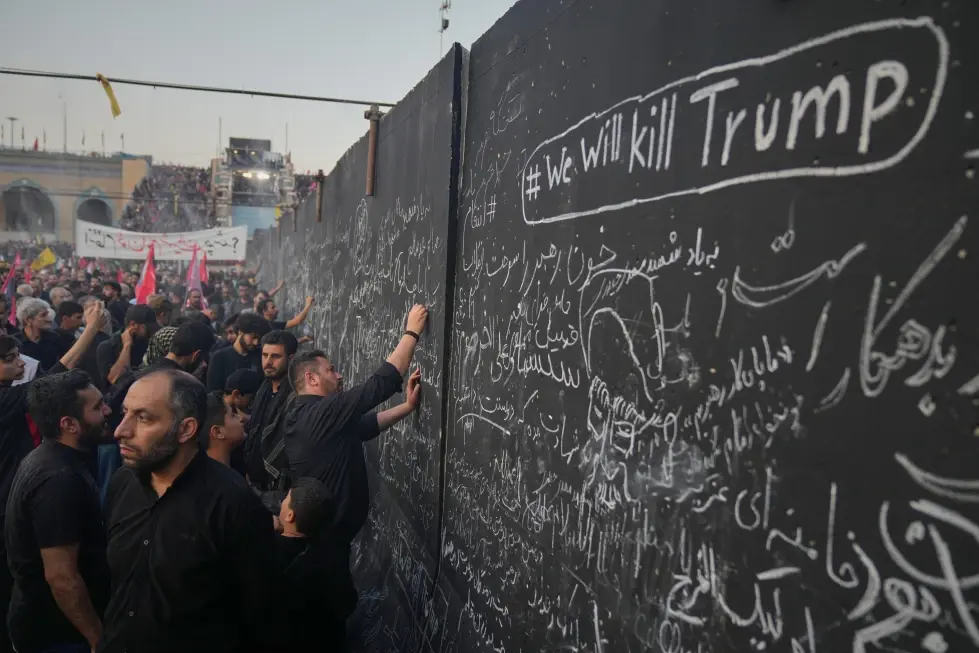 Un orador pide la muerte de Trump en el funeral del fallecido líder supremo de Irán