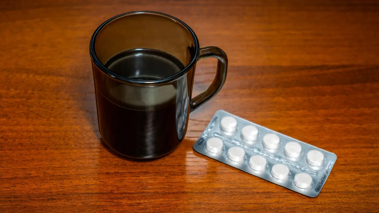 Por qué nunca debes mezclar los medicamentos con café: médicos advierten