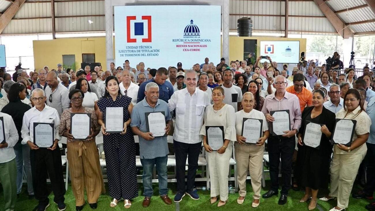Abinader entrega 400 títulos de propiedad en Pepillo Salcedo