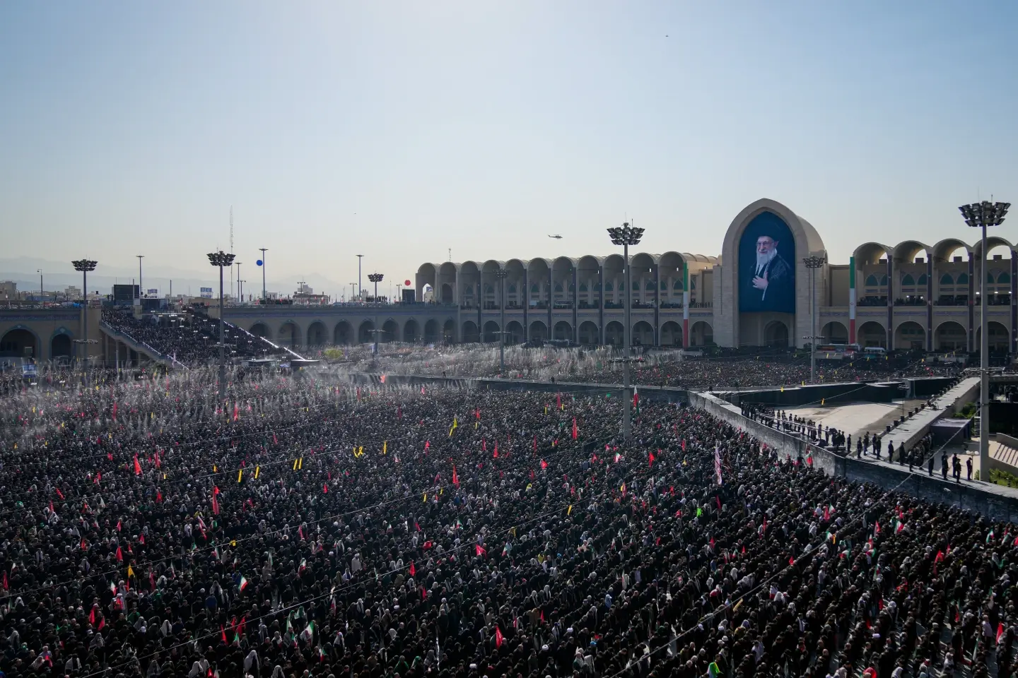 Abundan llamados a venganza en funeral de asesinado líder supremo de Irán