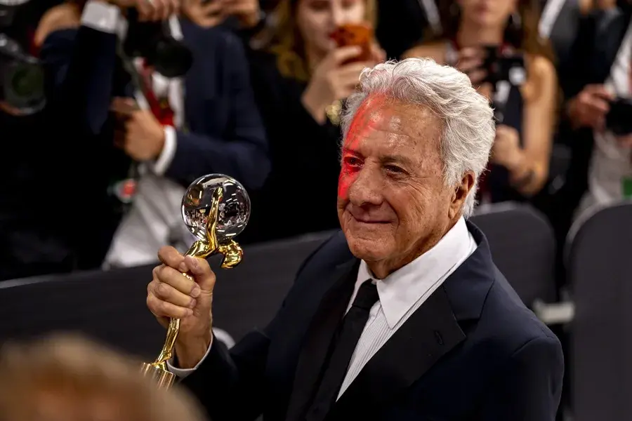 Dustin Hoffman y Maggie Gyllenhaal son galardonados en el festival de Karlovy Vary