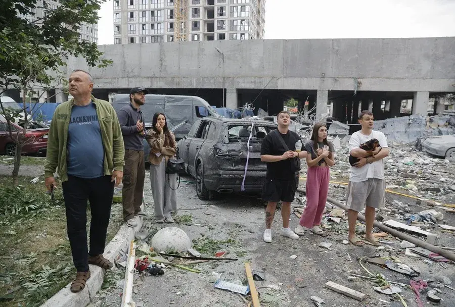 Al menos 20 muertos y más de cincuenta heridos en un nuevo gran ataque ruso sobre Kiev en vísperas de la cumbre de la OTAN