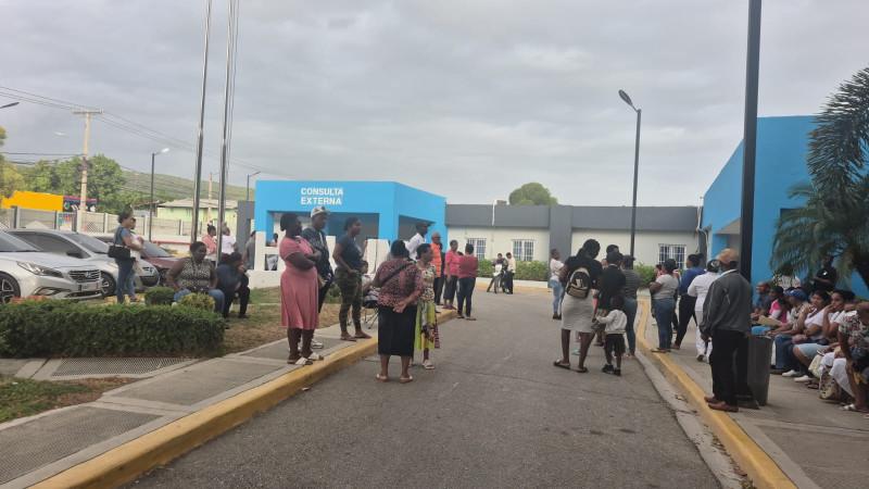 Paro médico deja sin consultas a decenas de pacientes en hospitales públicos