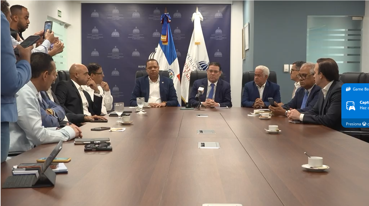 Gobierno y detallistas de combustibles acuerdan 30 días de diálogo para resolver conflicto por comisiones de pagos electrónicos