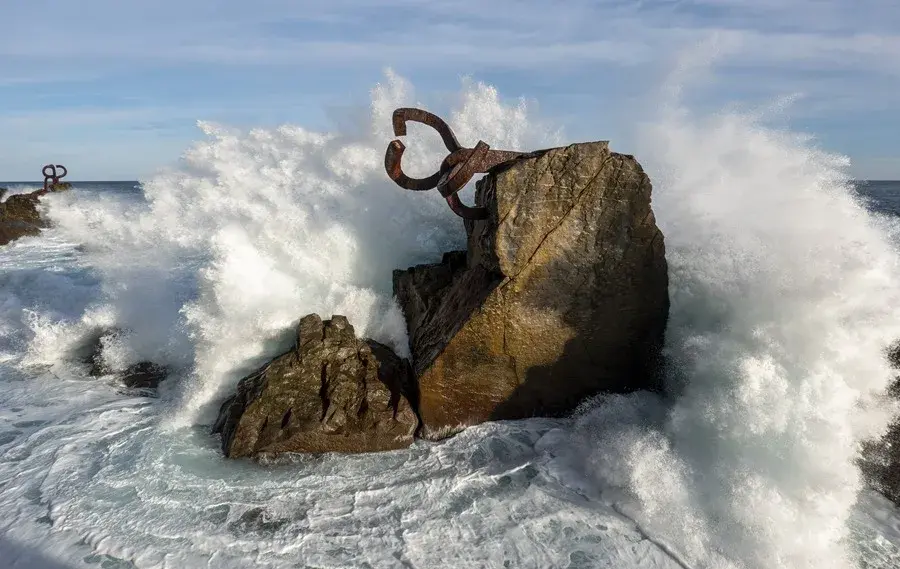 Dos detenidos por robar esculturas en galerías de Barcelona, una de ellas de Chillida