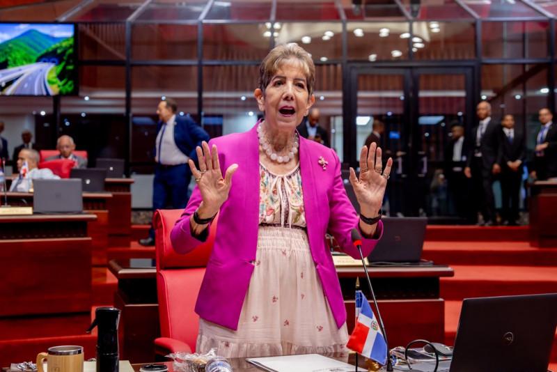 Senadora Ginette Bournigal defiende a la Policía Nacional y afirma que un caso no puede desacreditar a toda la institución