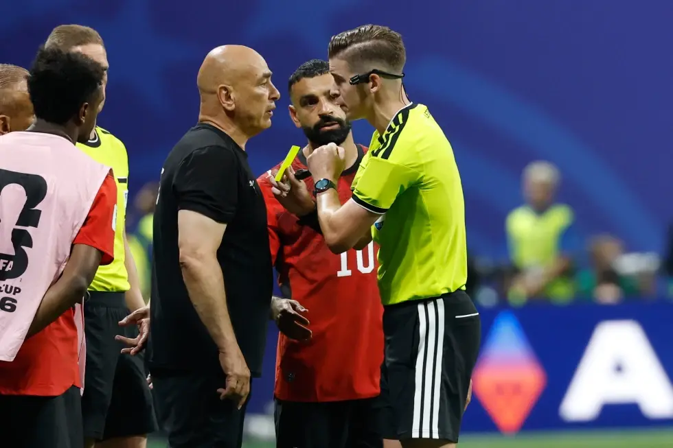 Egipto se queja de sesgo arbitral en derrota ante Argentina y FIFA dice que es algo “infundado”