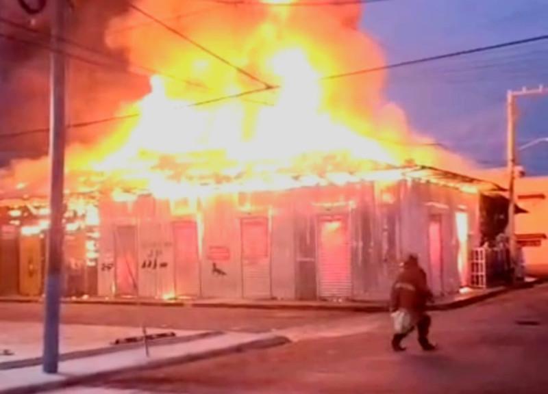 Incendio arrasa una cuadra comercial en Imbert y destruye cinco negocios; investigan las causas