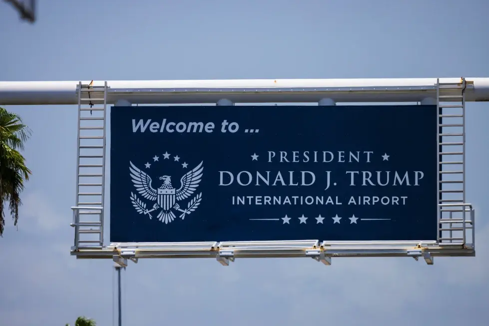 Trump hace historia al convertirse en el primer presidente en funciones que da nombre a un aeropuerto en Estados Unidos