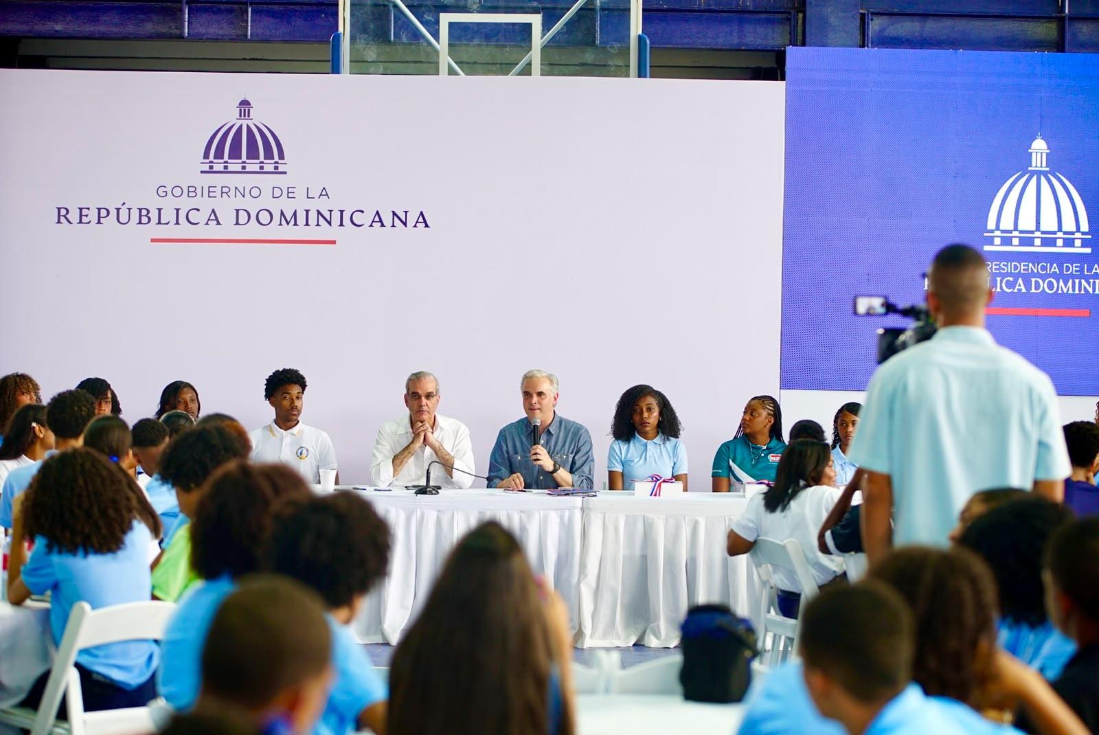 Abinader dialoga con estudiantes de Samaná y reafirma su apuesta por una educación de mayor calidad