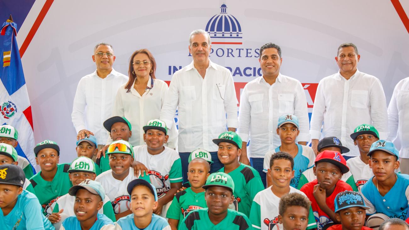 Presidente Abinader entrega remozado el play municipal de Samaná tras inversión superior a RD$14.4 millones