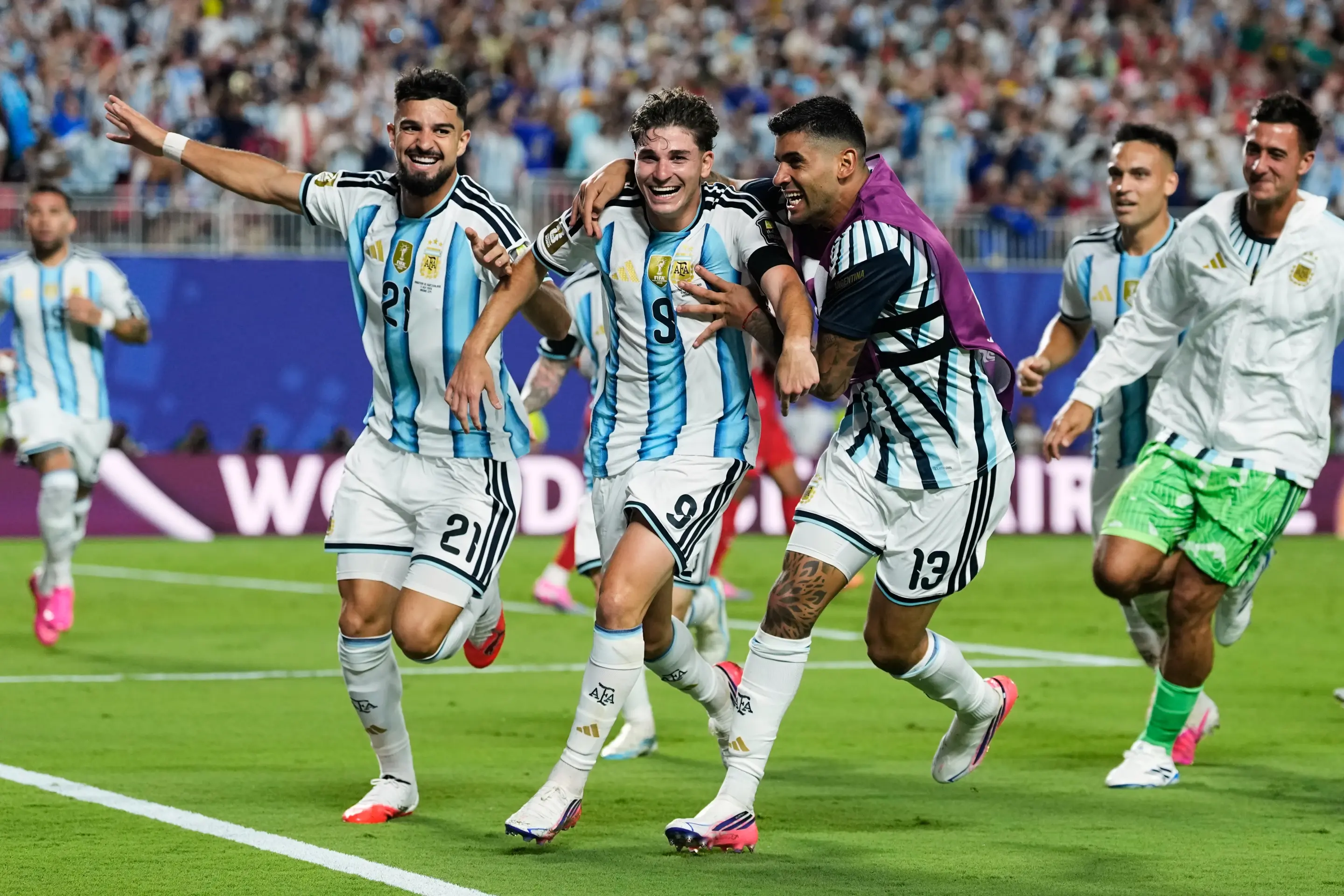 Golazo de Julián Álvarez deposita a Argentina en otra semifinal del Mundial al vencer 3-1 a Suiza