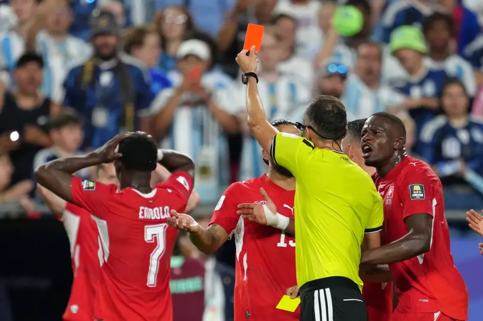 Suiza estalla indignada tras expulsión de Breel Embolo por simulación en el Mundial