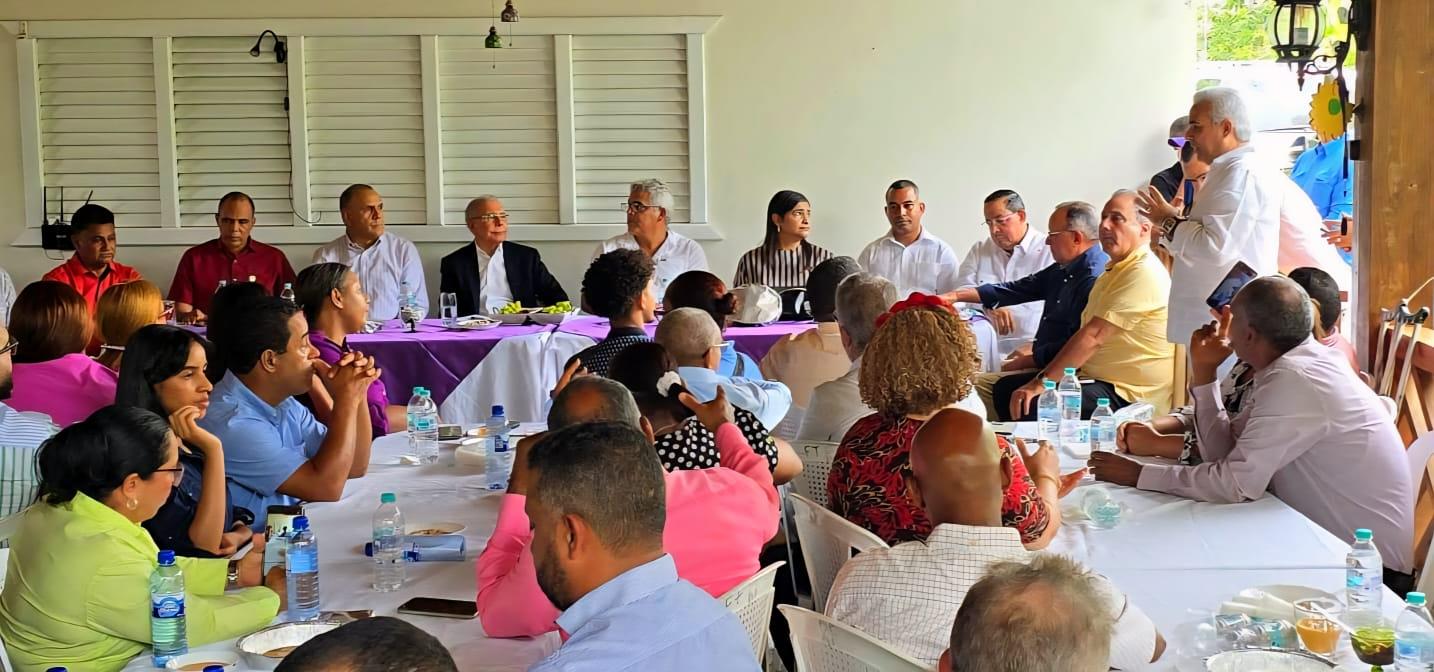 Danilo Medina sostiene reunión con dirigentes del PLD y productores agropecuarios en Hermanas Mirabal