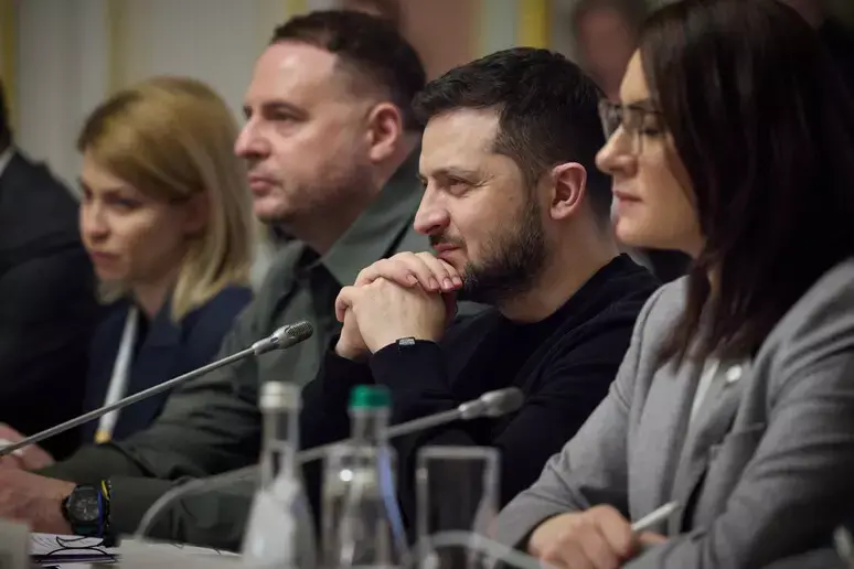 Zelensky remodela el gabinete, destituye a la premier