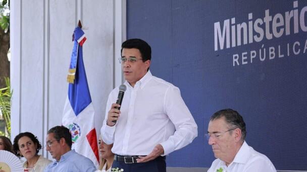 Collado pide disculpas a comerciantes por impacto de las obras en Ciudad Colonial y entrega restaurado el Alcázar de Colón