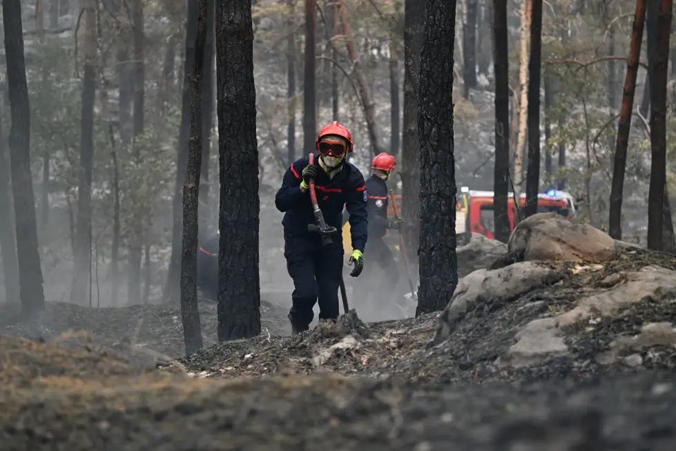 1.000 evacuados por incendio en Fontainebleau cerca de París; España identifica víctimas de fuego