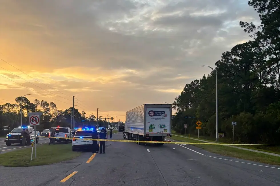 Hombre que huía de agentes migratorios en Florida muere atropellado por un camión, dice la policía