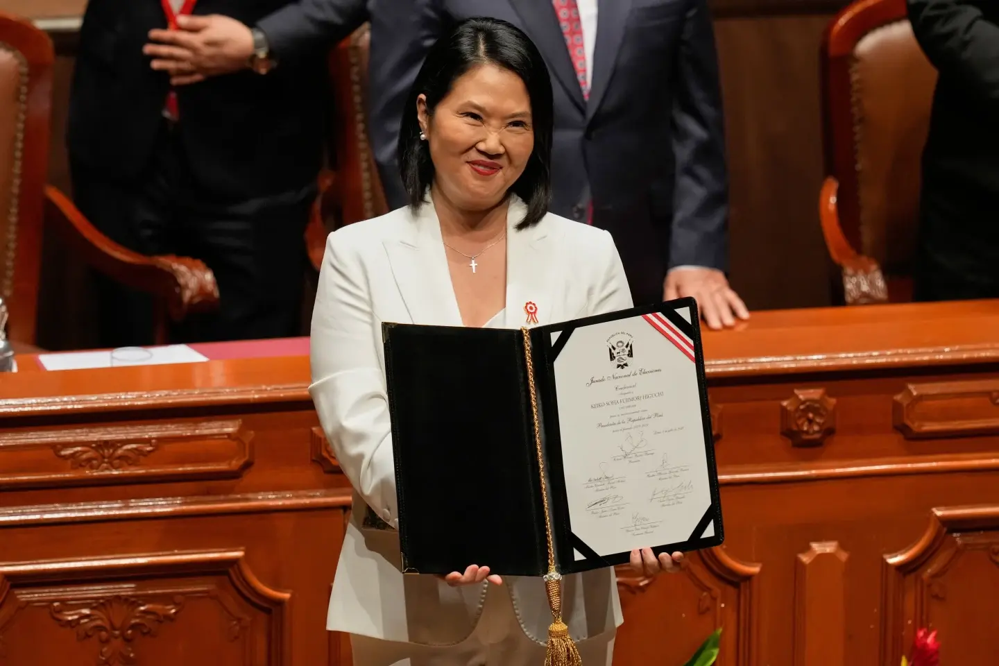 Conservadora Keiko Fujimori recibe credenciales como ganadora de elecciones presidenciales de Perú
