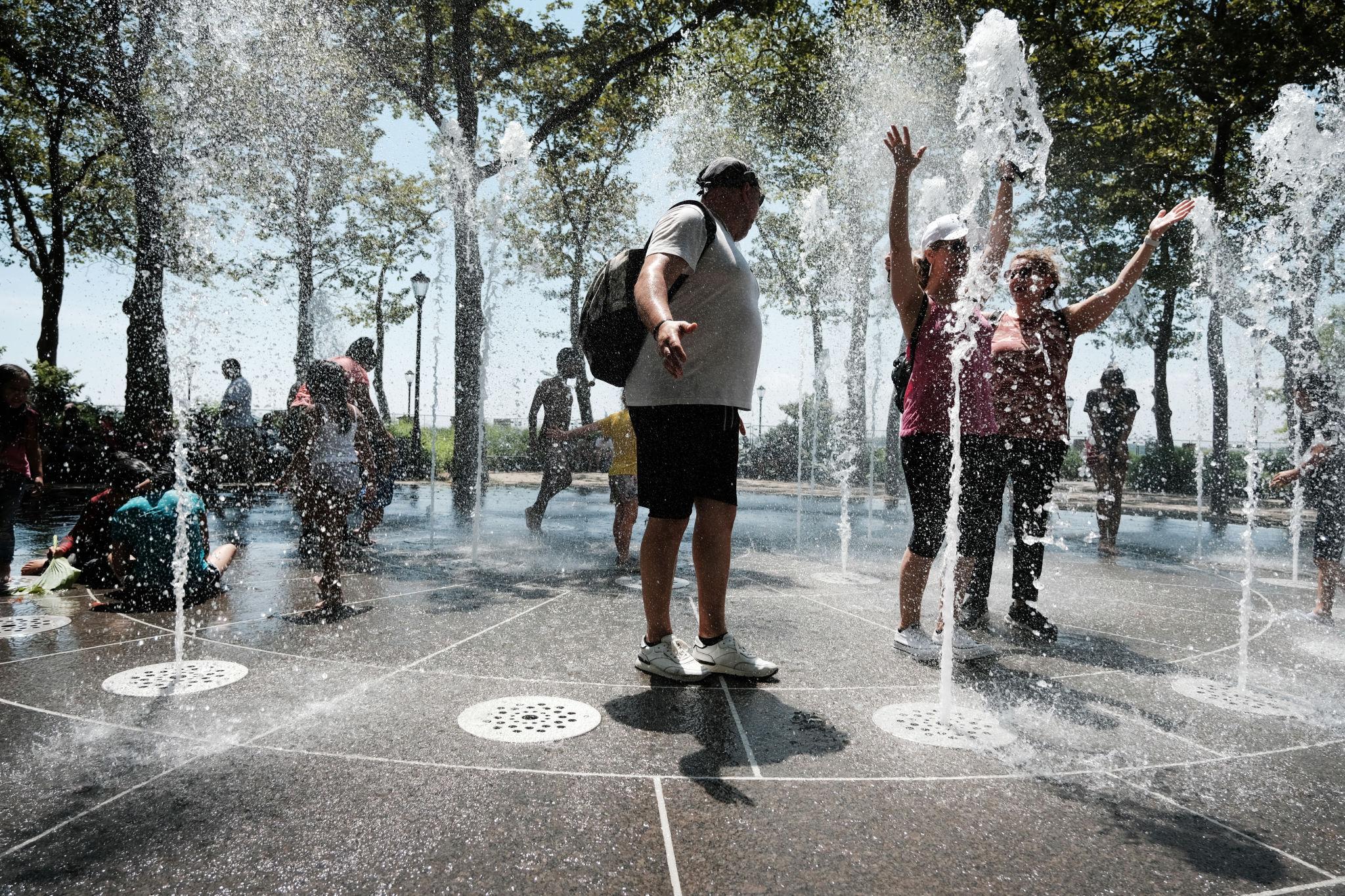 Calor extremo y humo por incendios elevan las alertas en Nueva York
