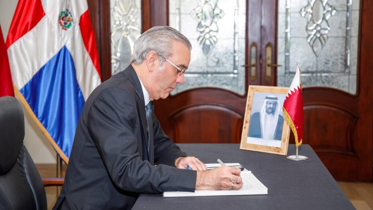 Abinader firma libro de condolencias por el fallecimiento del emir padre de Catar