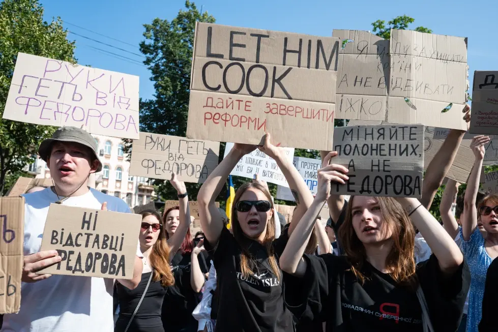 Manifestantes se concentran en Kiev mientras Zelenskyy trata de destituir a su ministro de Defensa