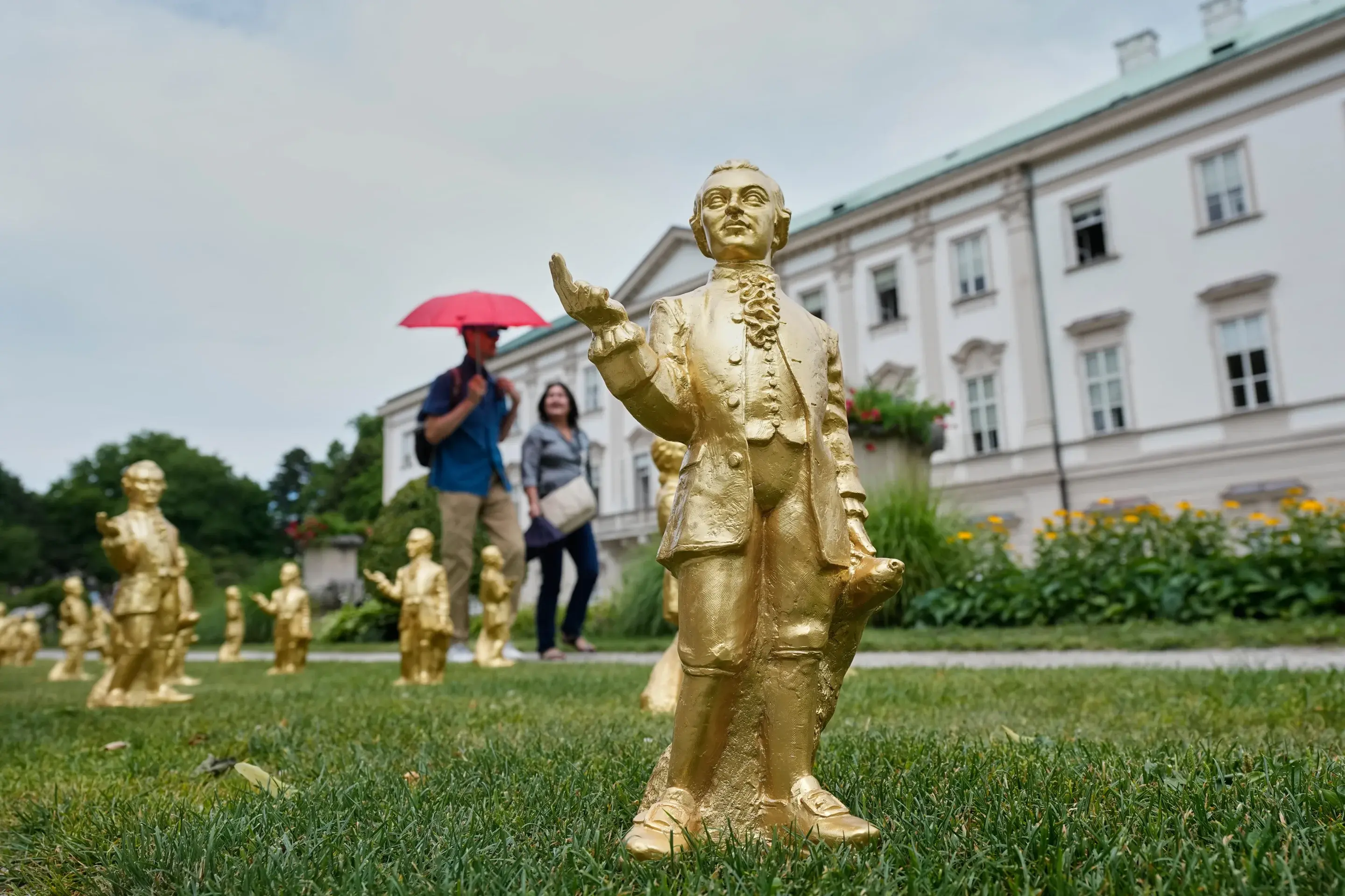 Develan 300 estatuillas doradas de Mozart en el 270º aniversario de su natalicio