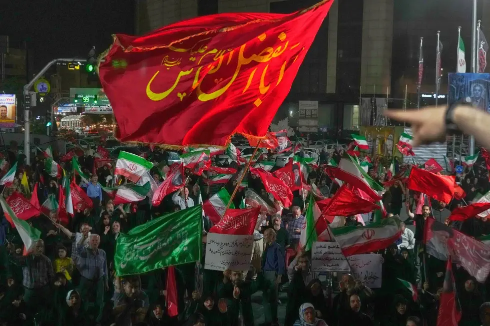 EEUU e Irán cruzan ataques mientras luchan por el estrecho y Kuwait sufre daños en infraestructura
